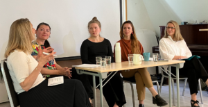 Fem kvinnor i paneldiskussion