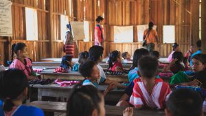 Ett klassrum med barn någonstans i Asien