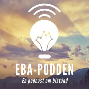 Loggan för EBA-podden, bakgrunden är ett bergs-och skogslandskap med en himmel som både är blå och med moln