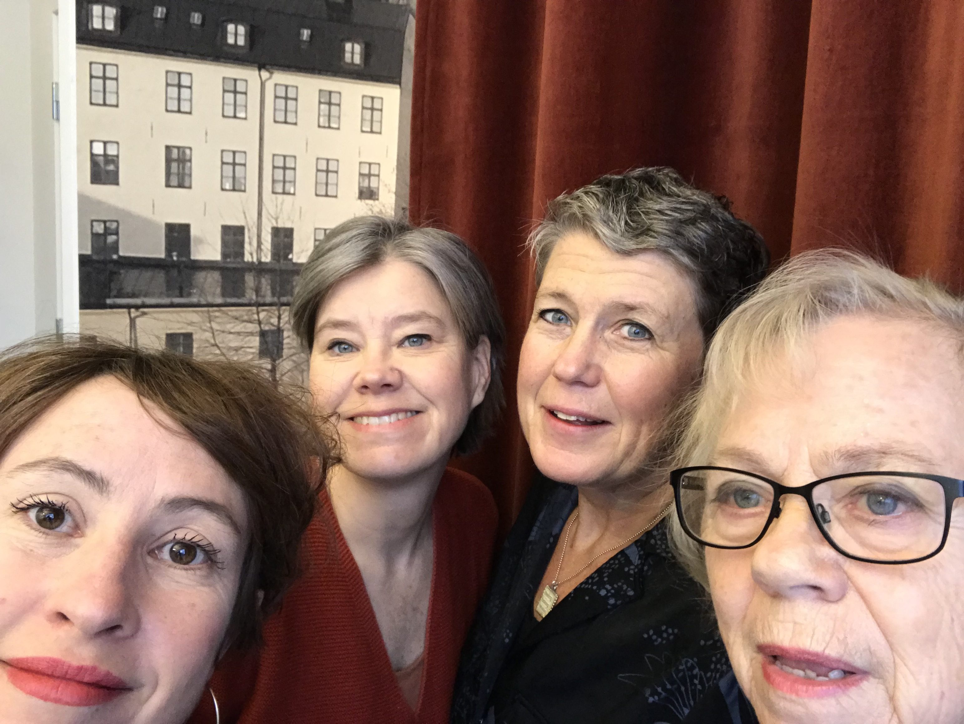 Tre podcastdeltagare och programledare fotar sig själva