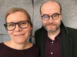 Två podcastgäster, en kvinna och en man