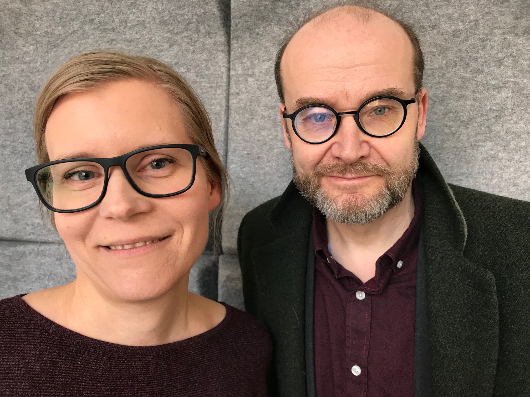 Två podcastgäster, en kvinna och en man