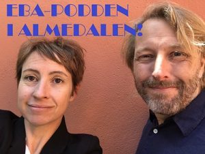 Nina Solomin och Jan Pettersson står vid en orange husvägg, tittar in i kameran