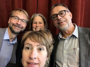 Tre podcastdeltagare och programledare tittar in i kameran