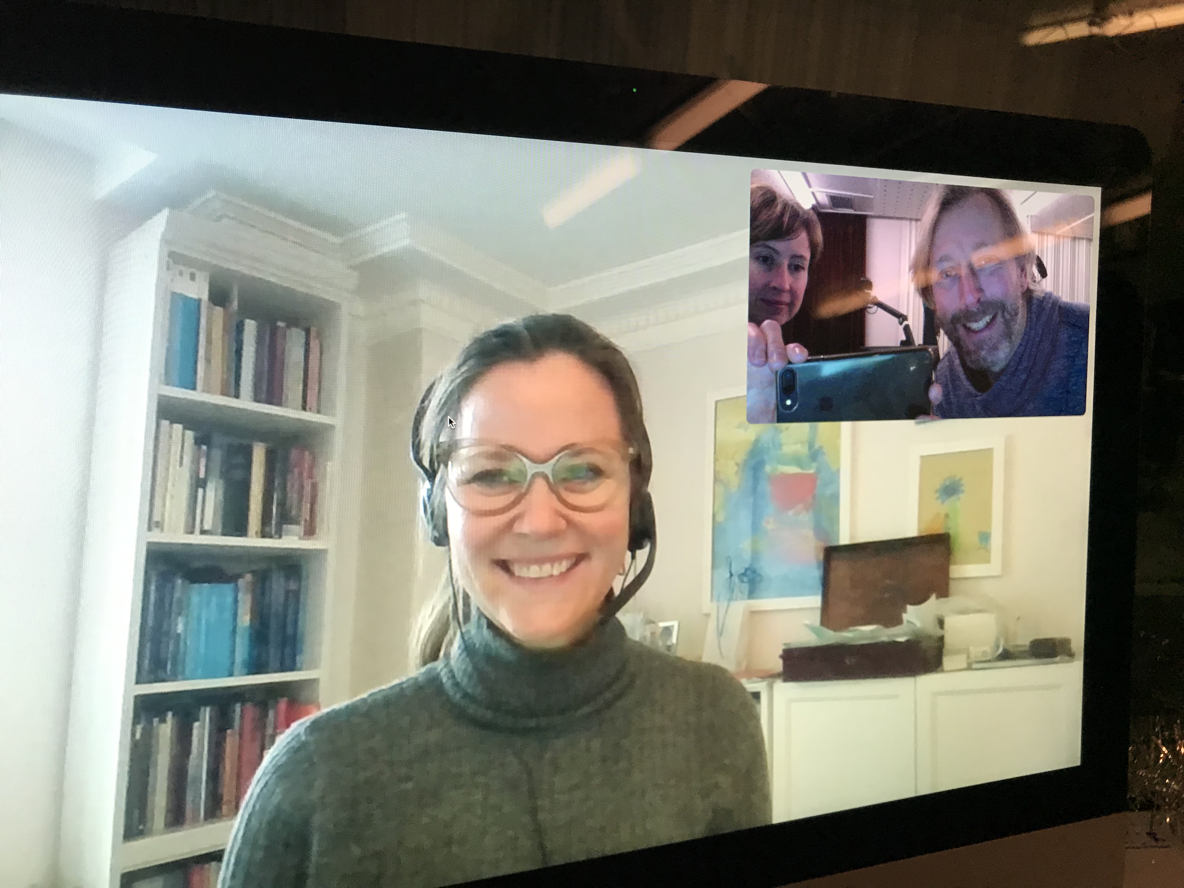 Bild på kvinna som sitter med hörlurar