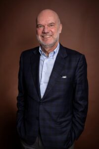 Man med skjorta och mörk kavaj