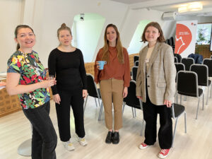 Fyra kvinnor tittar in i kameran