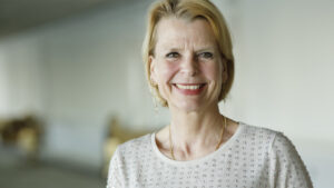 Porträtt på blond, leende kvinna