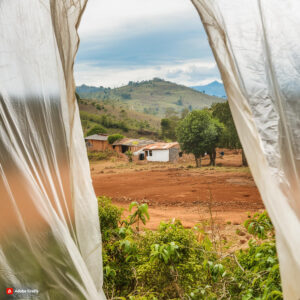 AI-genererad bild av sydamerikanskt landskap bakom remsor av genomskinlig plast