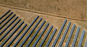 Solpaneler på tort fält