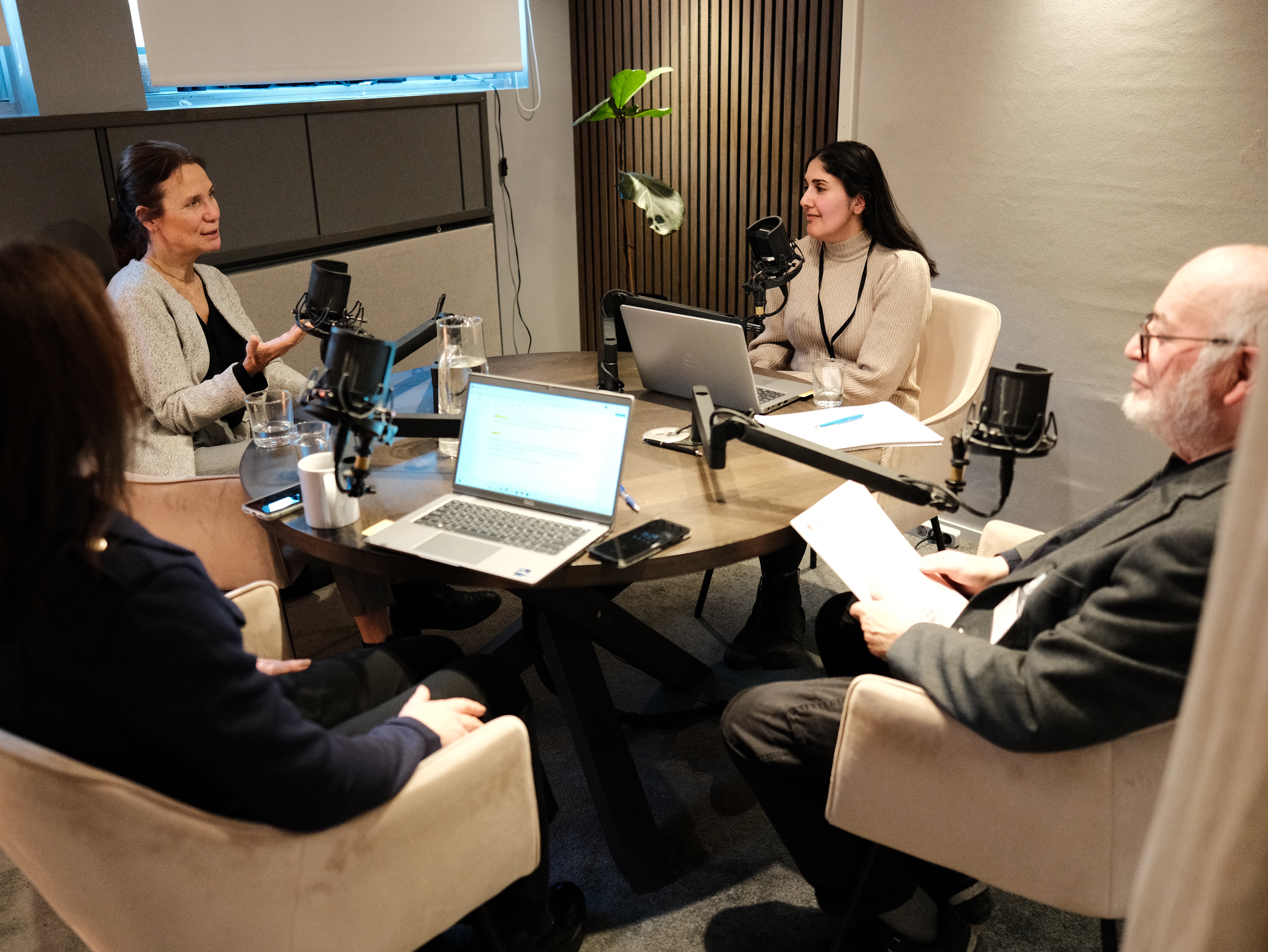 En poddstudie med tre kvinnor och en man