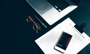 Glasögon, laptop, papper, mobil