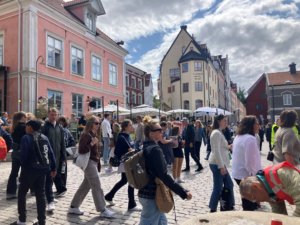 Folkvimmel på Donners plats i Visby