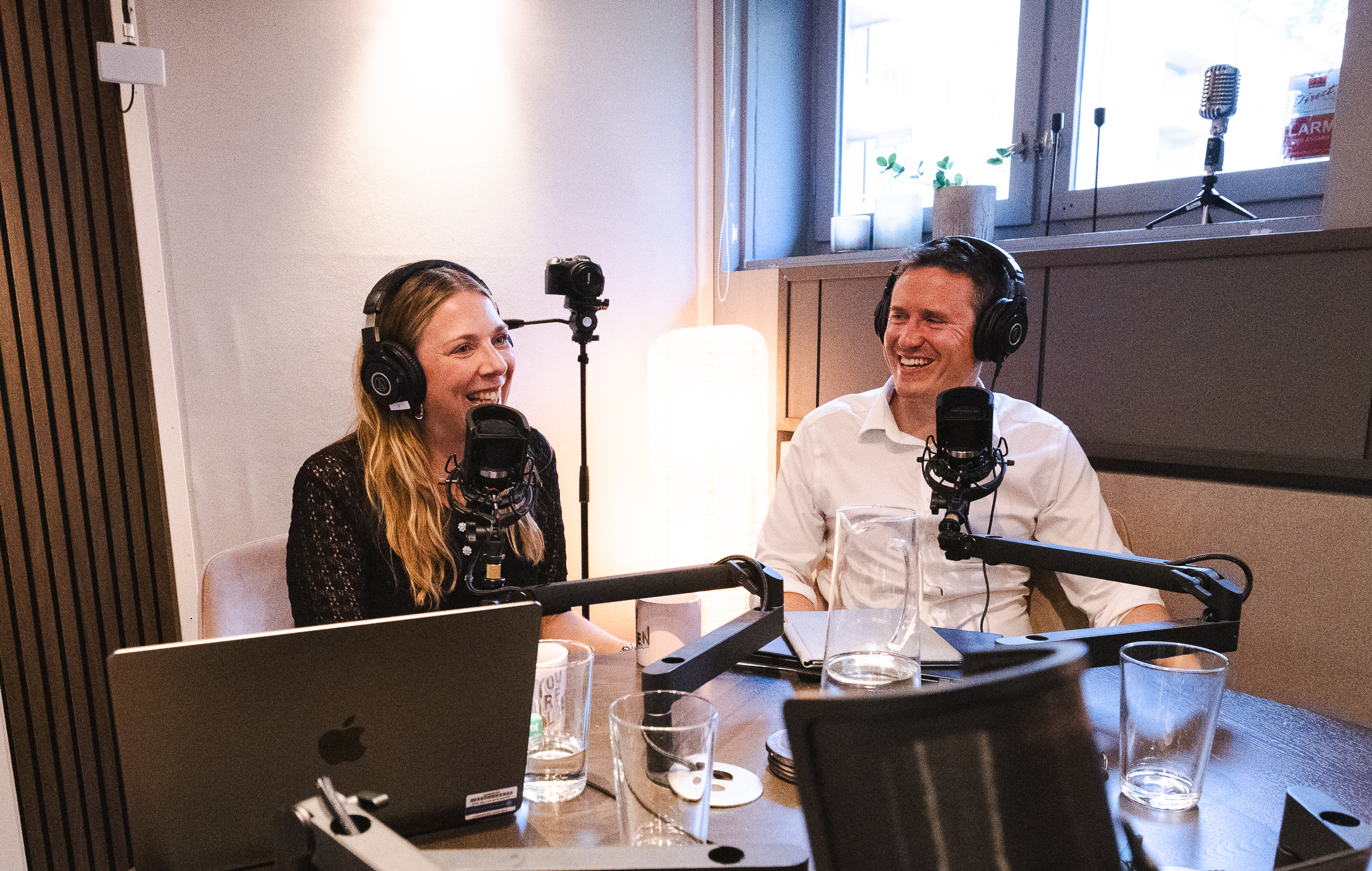 Kvinna och man i poddstudio