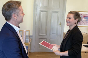 En man och en kvinna med en rapport i händerna