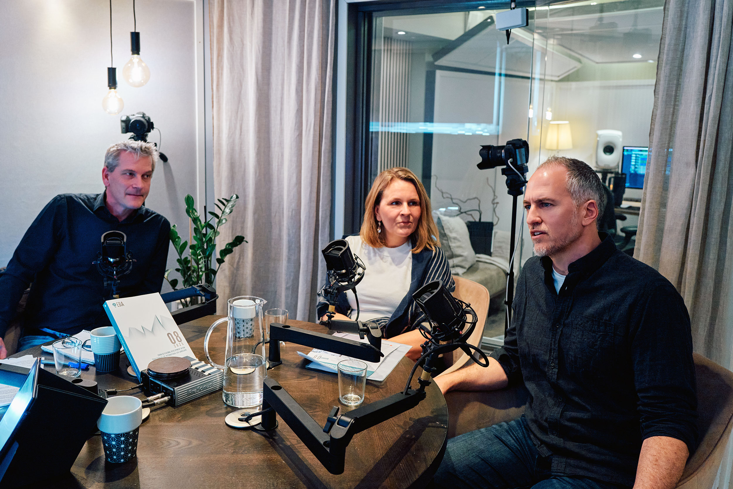 Två män och en kvinna i en poddstudion