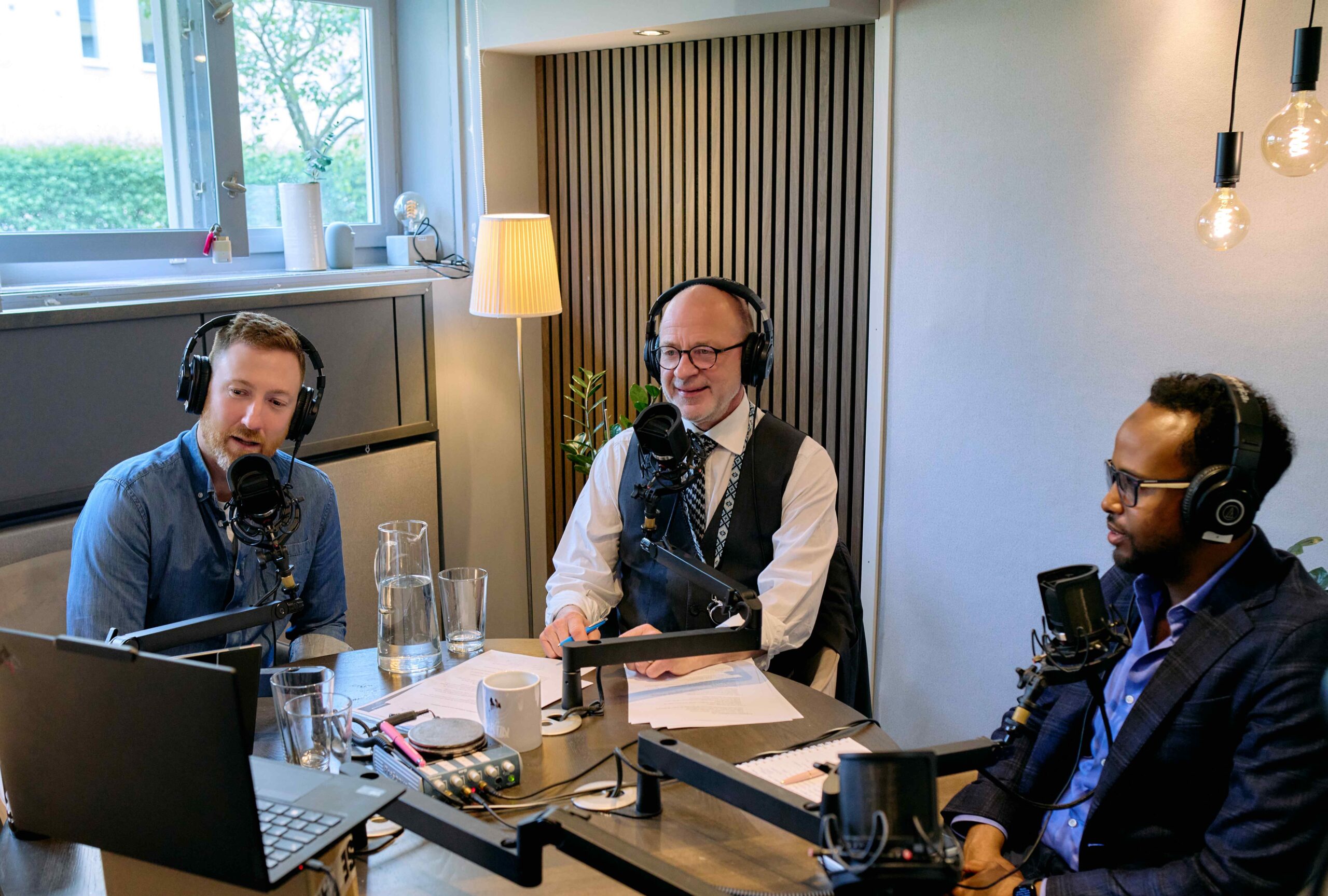 Tre män i en poddstudio