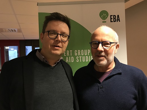 Markus Burman och Kim Forss står framför en EBA roll-up i grönt