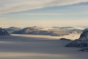 Foto på Grönland, isar och klippor syns