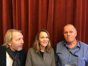 Tre podcastgäster fotas framför en röd sammetsgardin