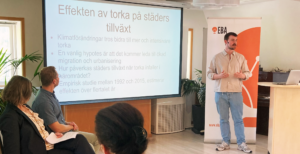 Man presenterar powerpoint inför publik