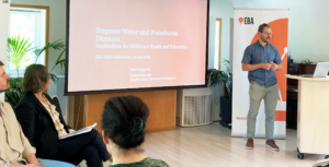 Man presenterar powerpoint inför publik