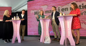 Tre kvinnor och två män i en paneldiskussion